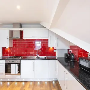  Apartment Modern City Centre Flat With Free Parking